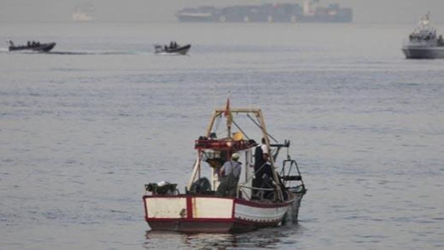 Pesquero faena en Gibraltar