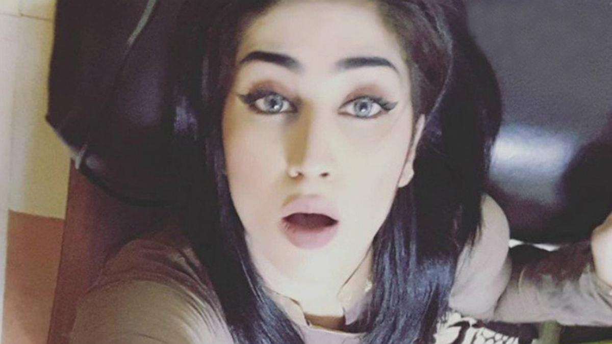 El hermano de la modelo paquistaní Qandeel Baloch no aguantó su celebridad en las redes.