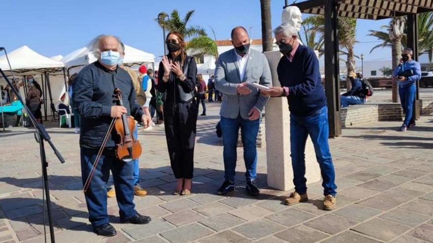 Un busto del timplista Casimiro Camacho preside la plaza pública de Lajares