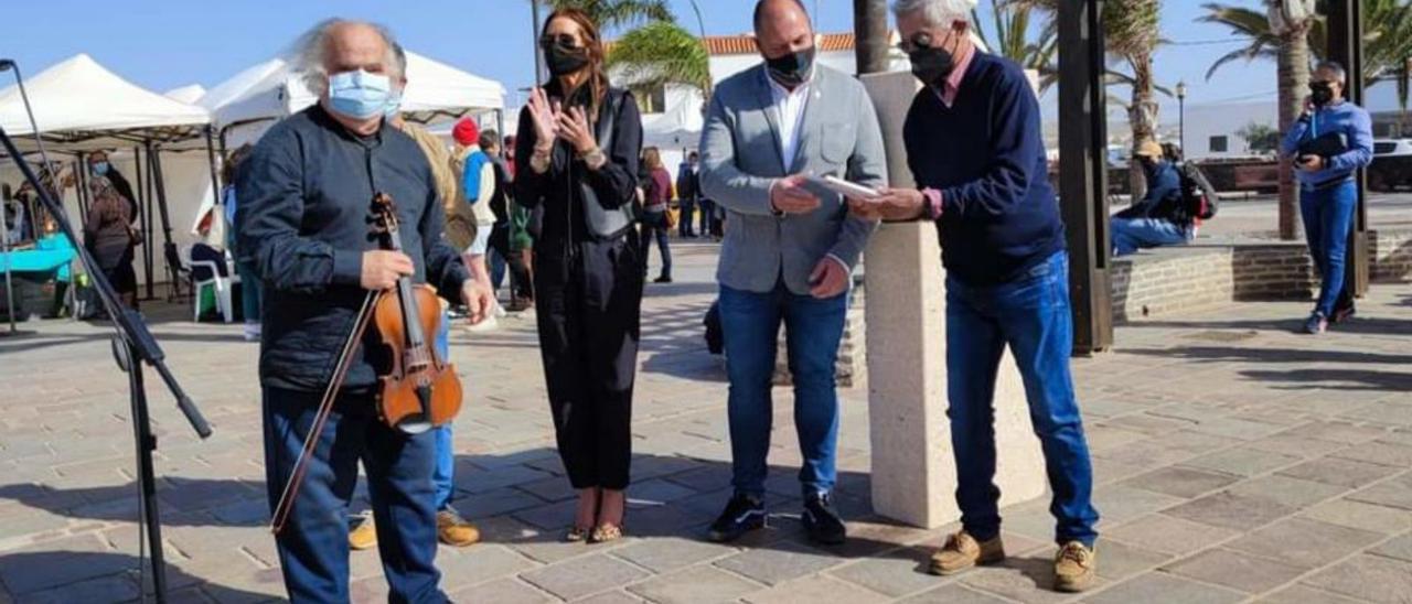 Imagen del acto de inauguración del busto de Casimiro Camacho. | |