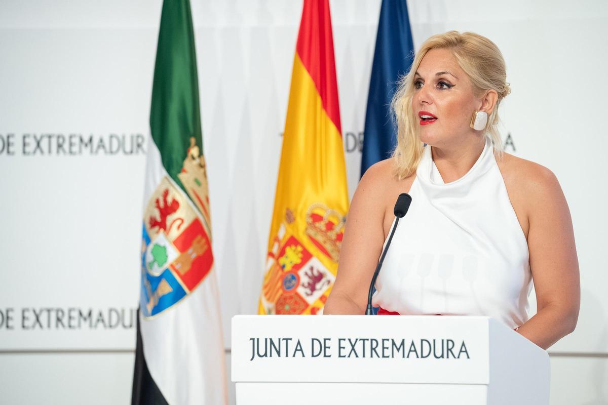 La portavoz de la Junta de Extremadura, Elena Manzano, ofrece una rueda de prensa