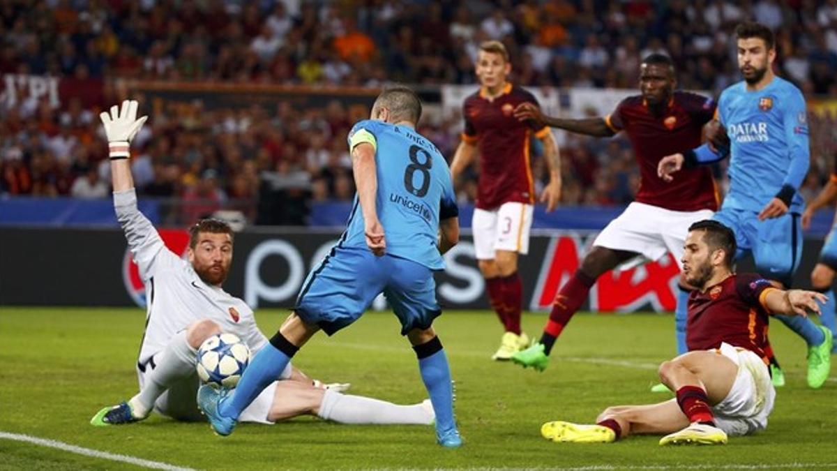 Iniesta intenta superar al portero De Sanctis en el Roma-Barça.