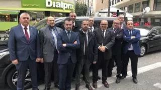 Los diez anónimos que hacen posible que las Falleras Mayores y cortes lleguen siempre puntuales
