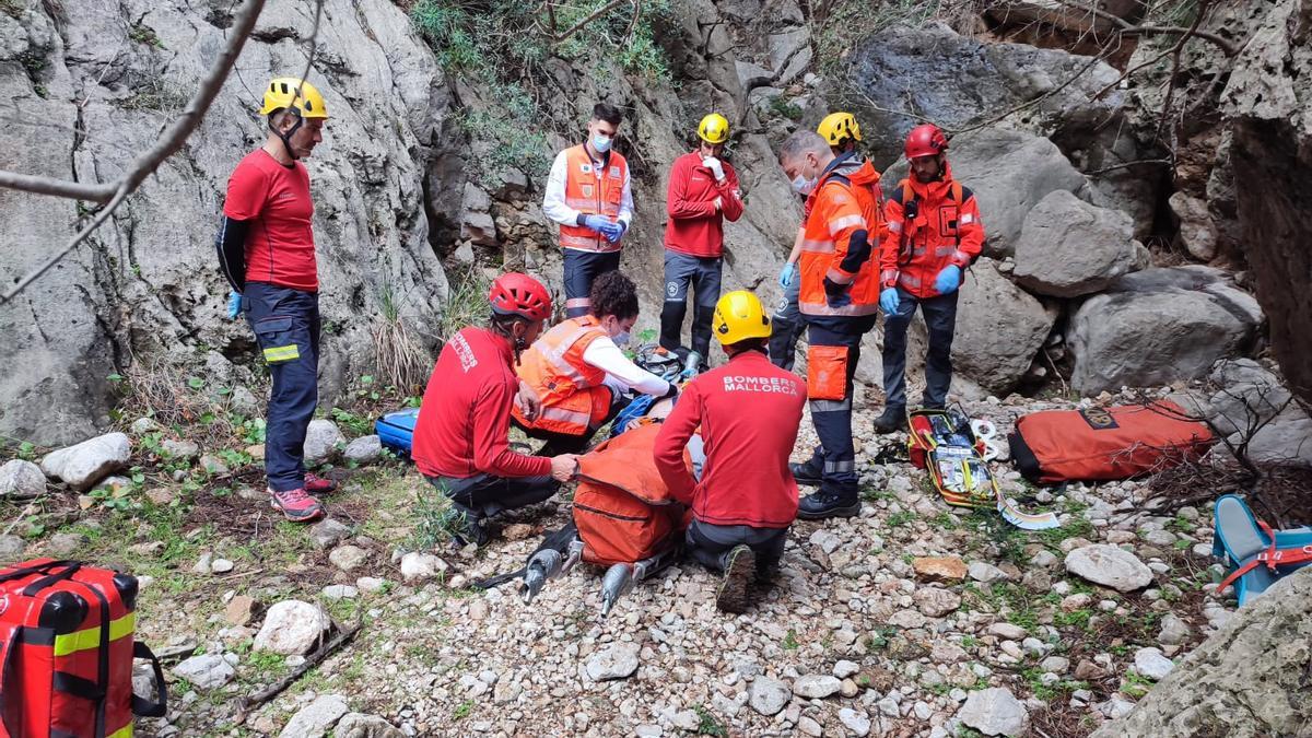 Bomberos y sanitarios atienden a la víctima, esta tarde en sa Gubia, en Bunyola.