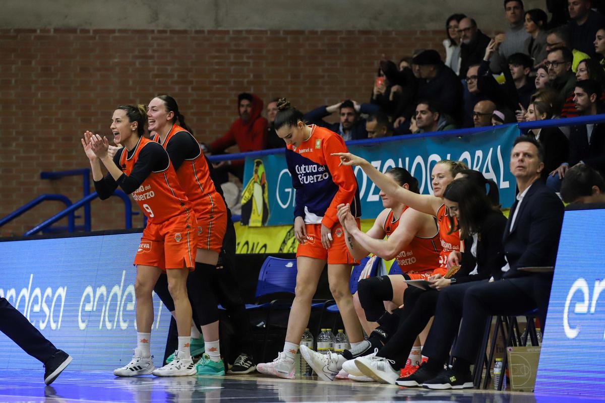 El banquillo taronja, celebrando una de las canastas del Valencia Basket ante el Jairis