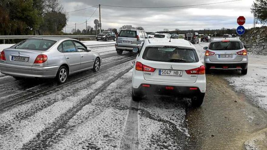 La calamarsada va complicar la circulació de vehicles per l&#039;autovia A-26 entre Besalú i Olot