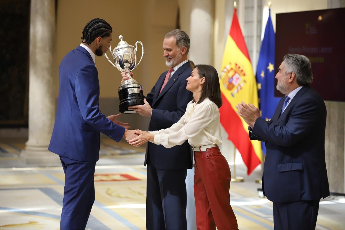 Izan Almansa recibe el galardón en los Premios Nacionales del Deporte