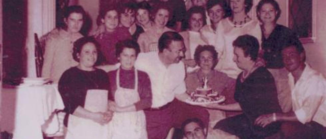 El fundador y su esposa, en el centro, durante una celebración junto a sus trabajadores. | ARCHIVO ALFONSO ROVIRA