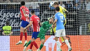 Provedel, portero de la Lazio, marca en el último minuto ante el Atlético.