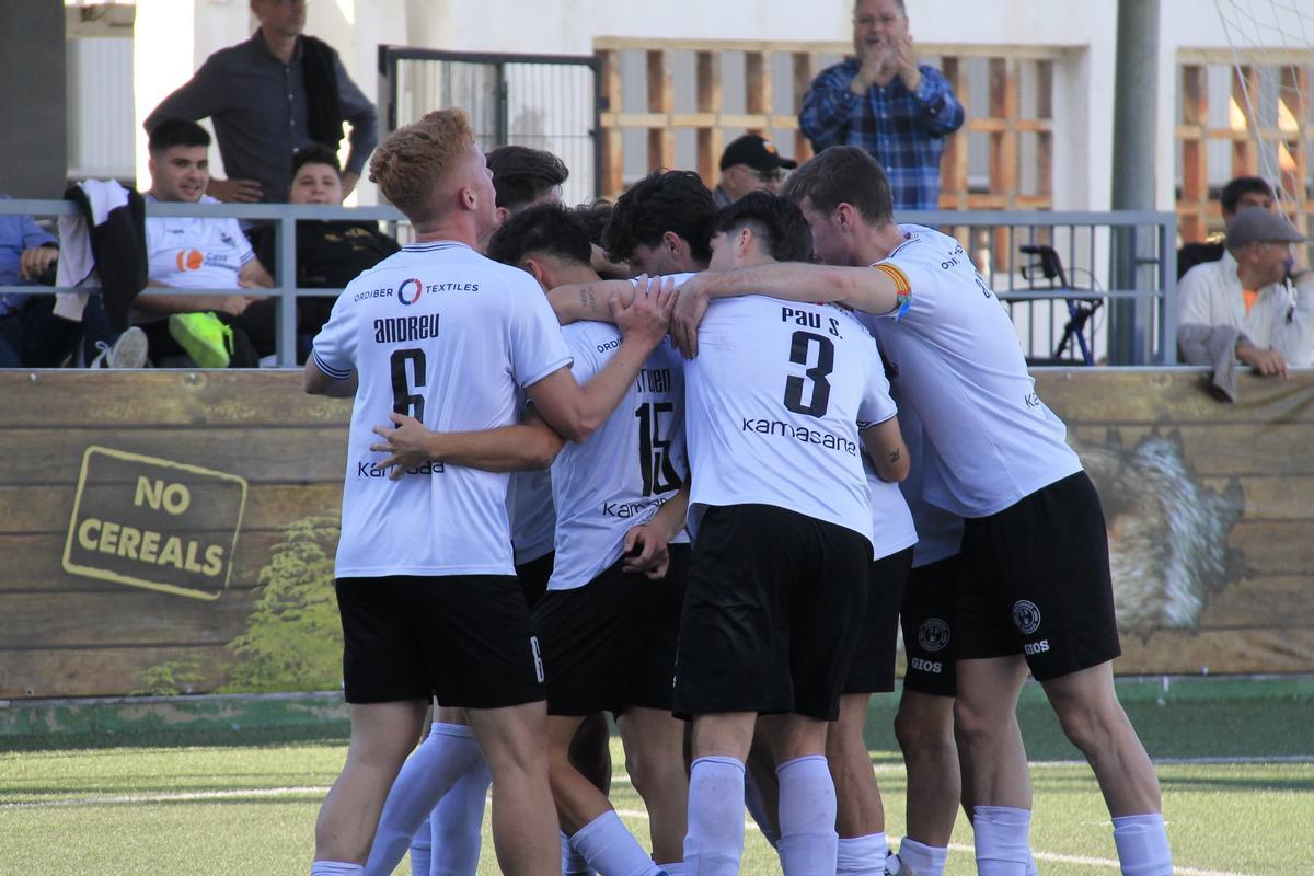 El Ontinyent 1931 celebra uno de los goles frente al Castellón B.