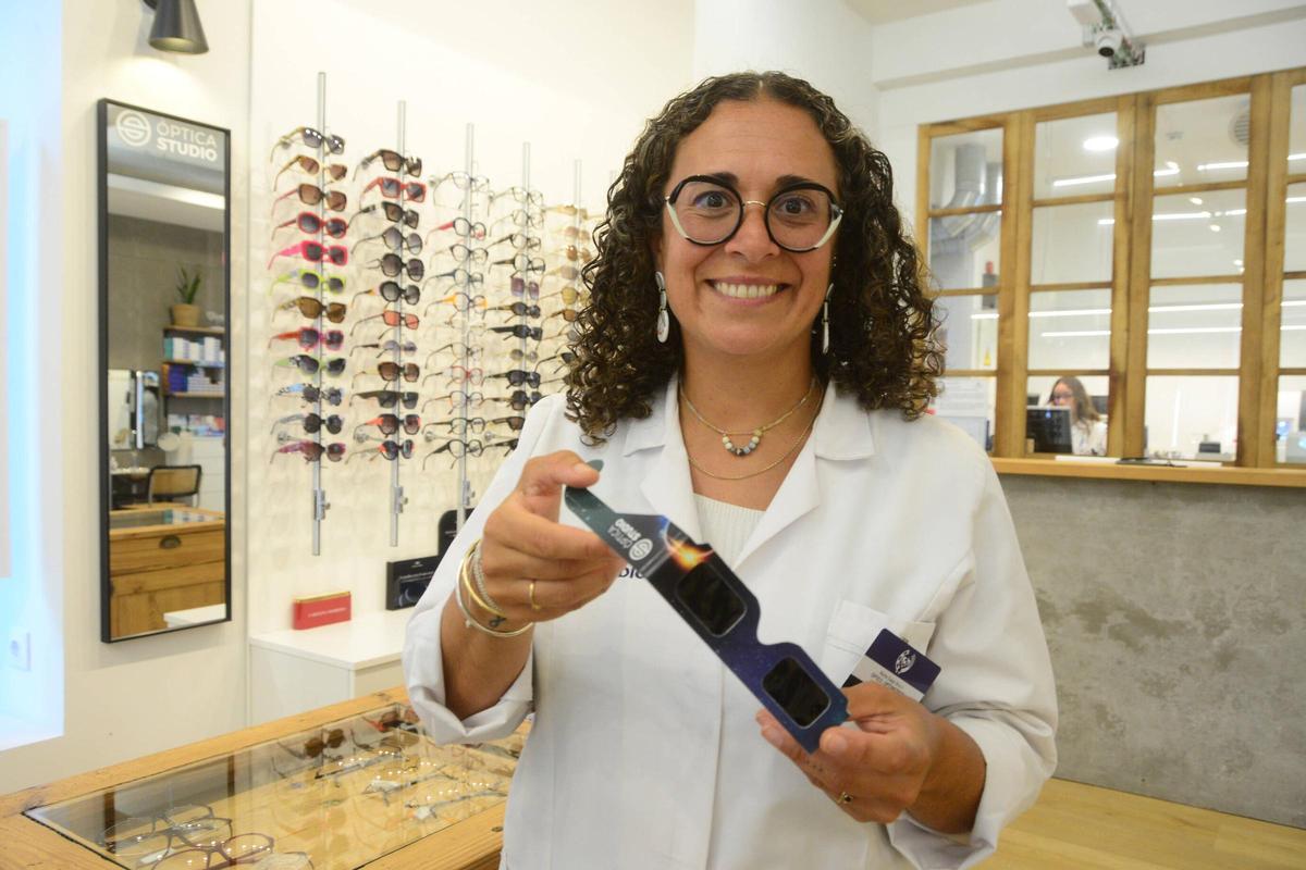 Dependienta de Óptica Studio mostrando unas gafas homologadas.