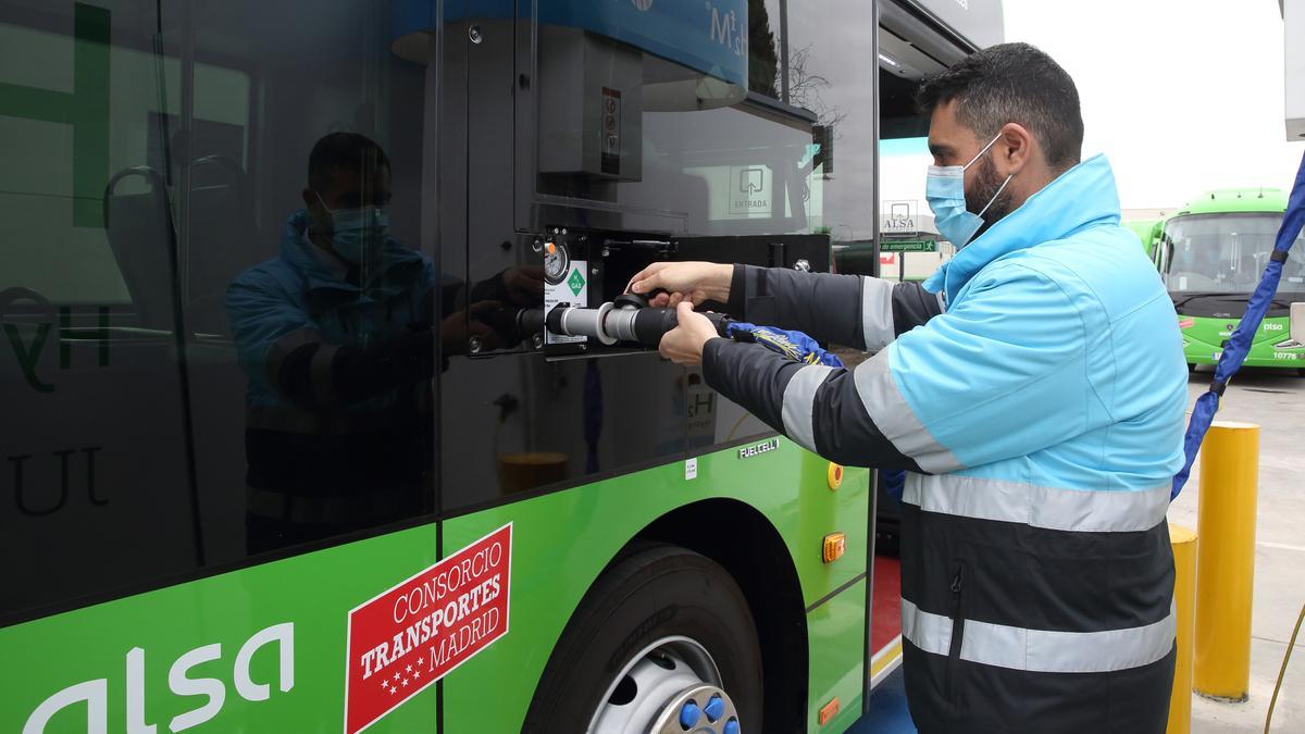 Carga del autobús de hidrógeno de Alsa.