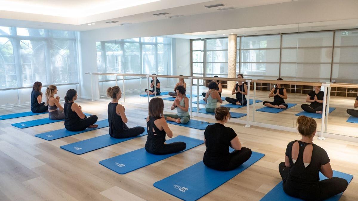 Palasiet ofrece distintos programas que incorporan la práctica de yoga.