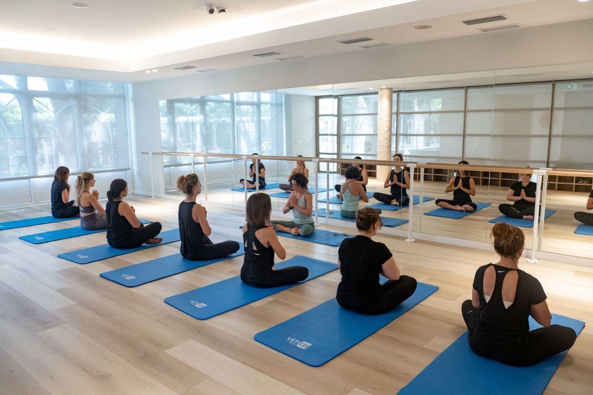 Palasiet ofrece distintos programas que incorporan la práctica de yoga.