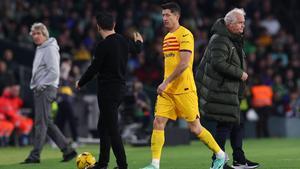 Xavi Hernández y Robert Lewandowski frente al Betis en el Benito Villamarín