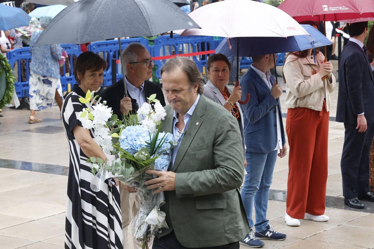 La ofrenda floral a Jovellanos en la plaza del Seis de agosto de Gijón, en imágenes