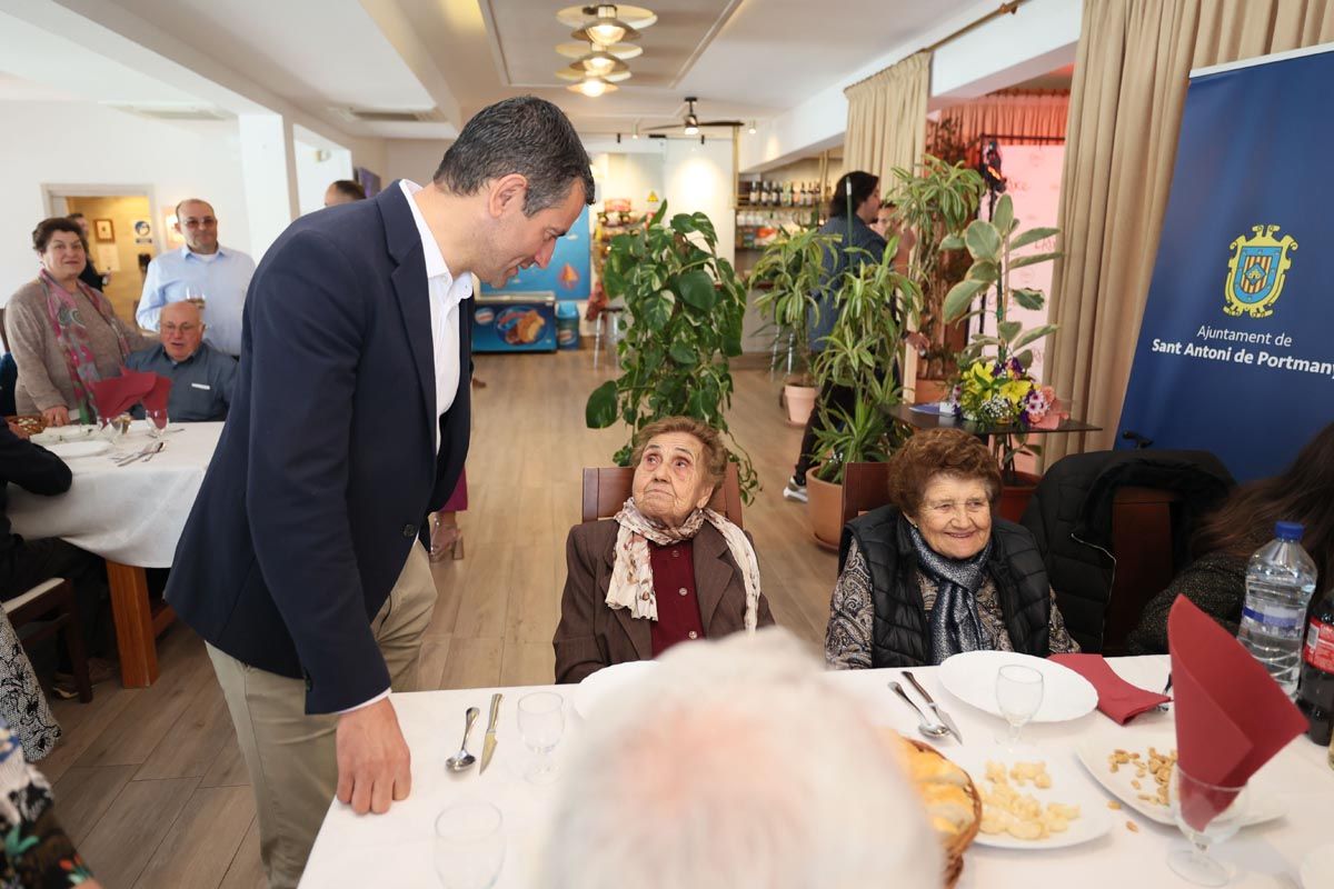 Todas las imágenes de la comida de mayores de Corona