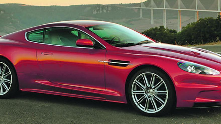 James Bond würde in einem Aston Martin auf Mallorca Urlaub machen. Den britischen Sportwagen könnte er für 1.300 Euro pro Tag bei High Class Cars in Santa Ponça mieten. Allerdings: Maschinengewehre im Heck gibt´s auch gegen Aufpreis nicht.