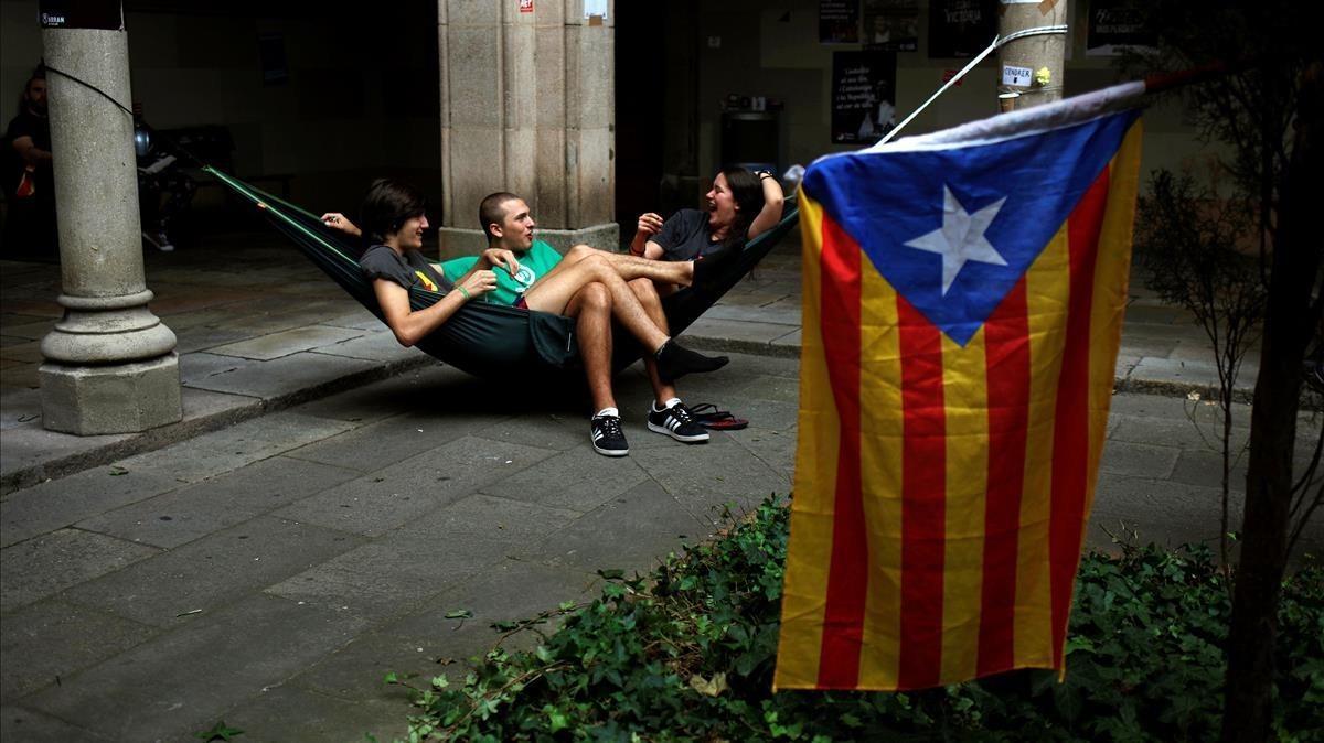 zentauroepp40279877 students rest next to an estelada  catalan separatist flag  170925195638