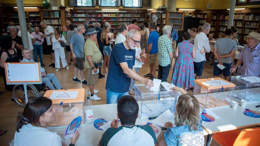 Imatge de les votacions a la biblioteca del Lluís de Peguera, a Manresa | ARXIU/OSCAR BAYONA