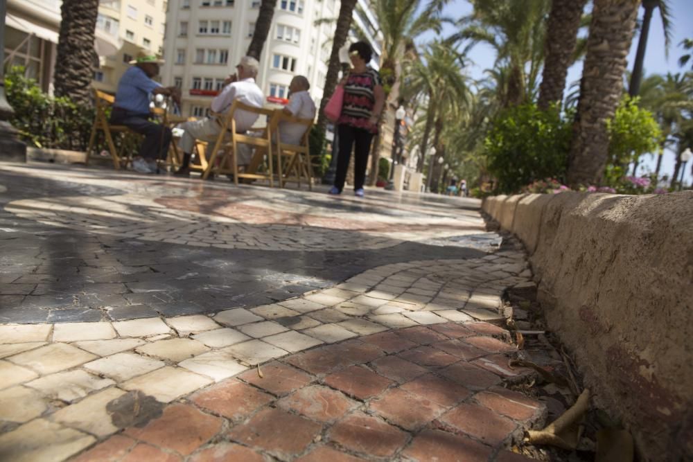 Teselas fuera de su sitio, suciedad, agujeros y grietas en el paseo de la Explanada