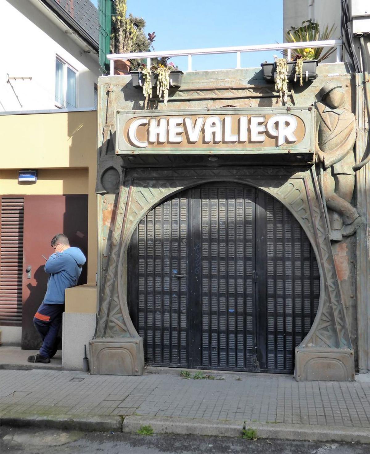 Una de las entradas de la discoteca Chevalier, que se vende.   | // I.R.