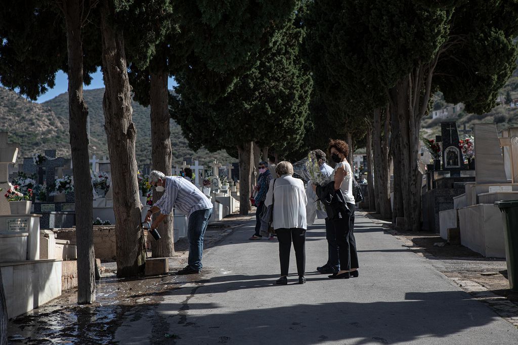 Víspera del día de Todos los Santos en el cementerio de Los Remedios de Cartagena