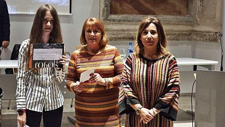 Marta Fresnadillo (izquierda), con su diploma.