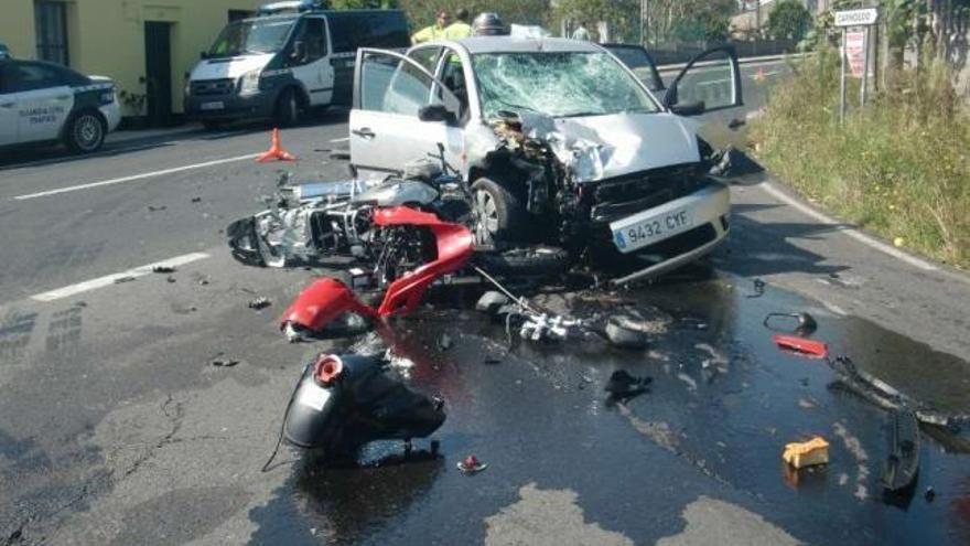 Estado en que quedaron los dos vehículos tras el accidente, en la carretera de O Castelo . / la opinión