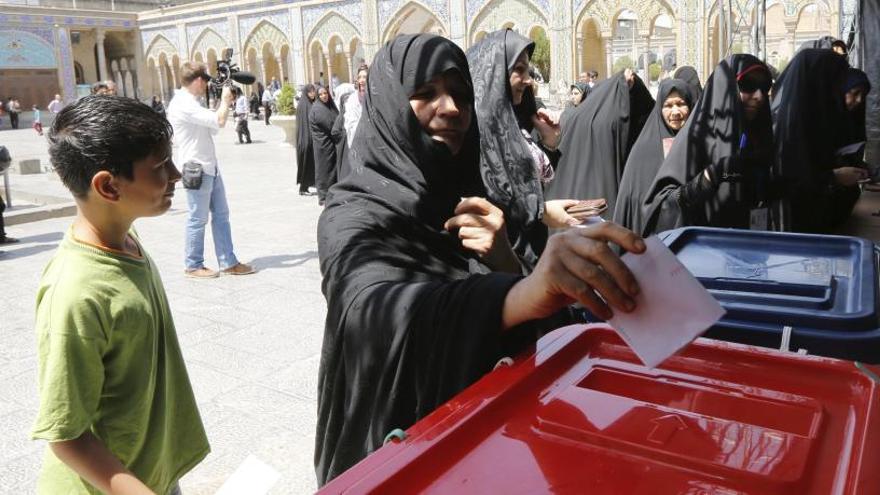 Una mujer vota en Shahre-Ray, al sur de Teherán.