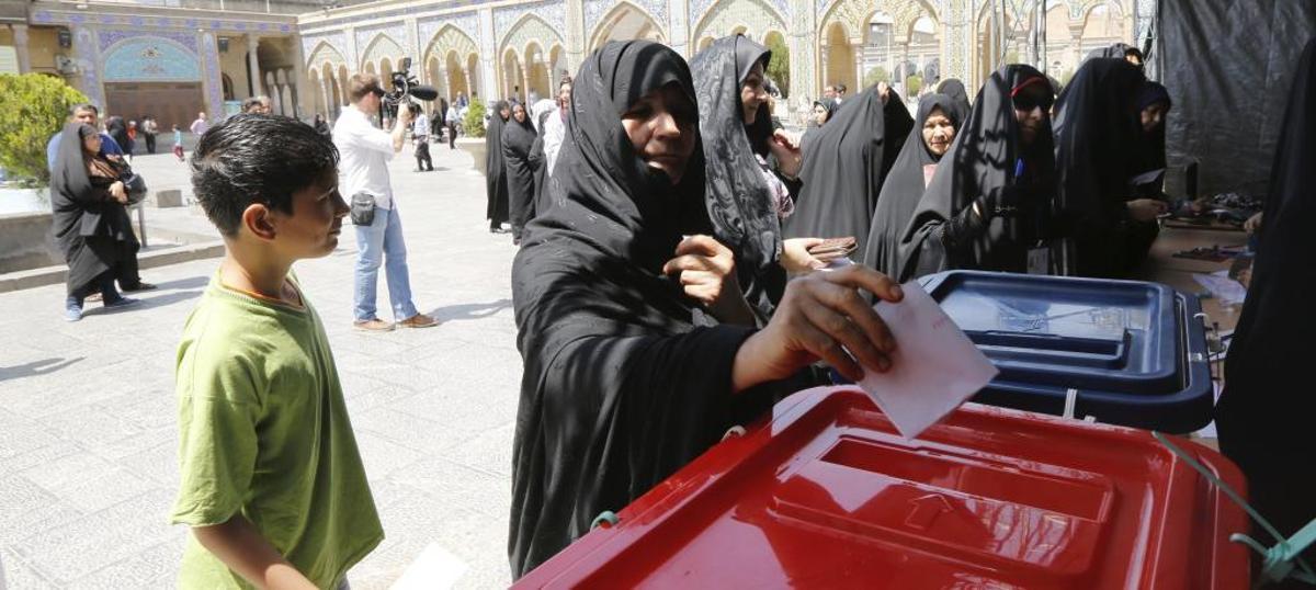 Una mujer vota en Shahre-Ray, al sur de Teherán.