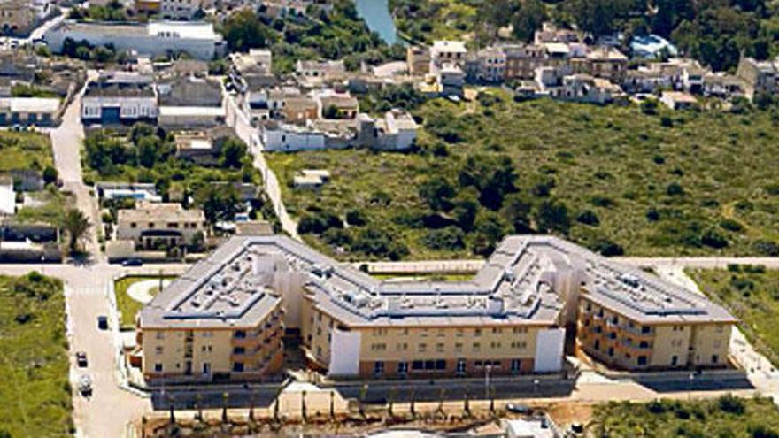 Imagen aérea de Porto Cristo, con el nuevo centro hospitalario abajo, en primer plano.