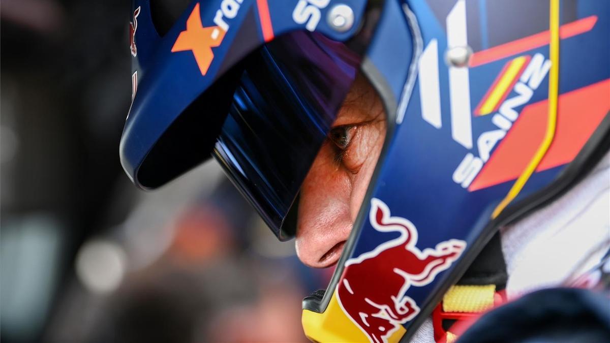 Carlos Sainz, antes de un entrenamiento este jueves en Jeddah. Carlos Sainz, antes de un entrenamiento este jueves en Jeddah.