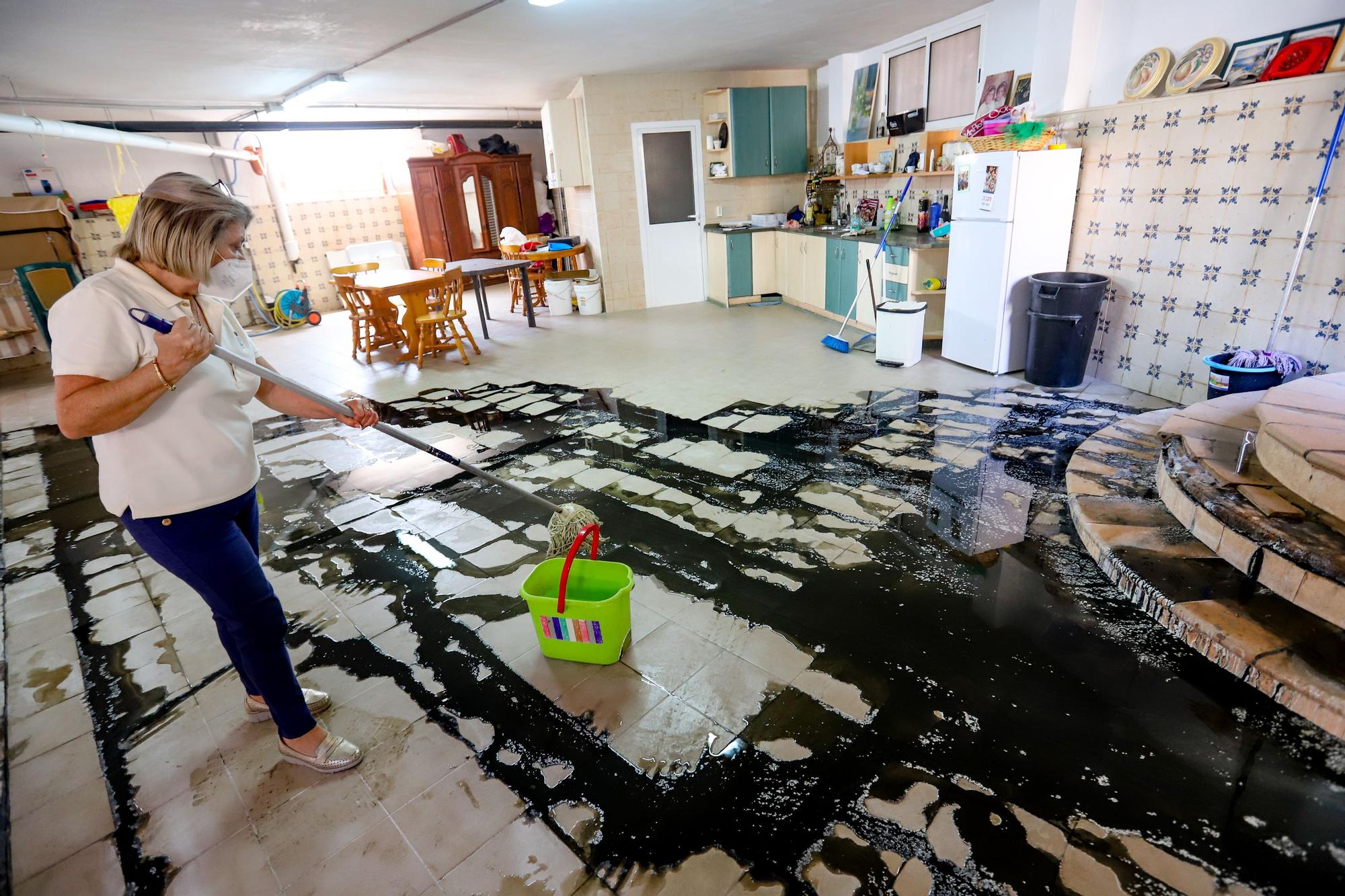 Aguas fecales rebosan desde hace un año en el sótano de la casa de una familia de Callosa de Segura