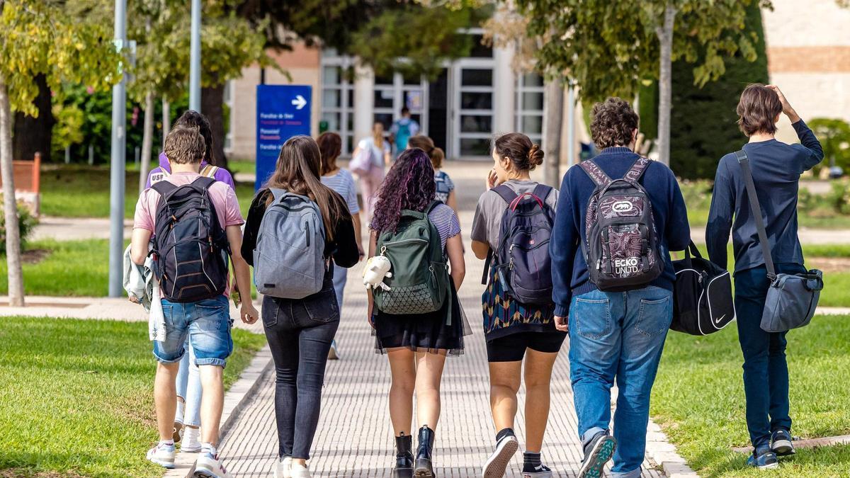 Varios universitarios caminan en el campus de la Universidad de Alicante.
