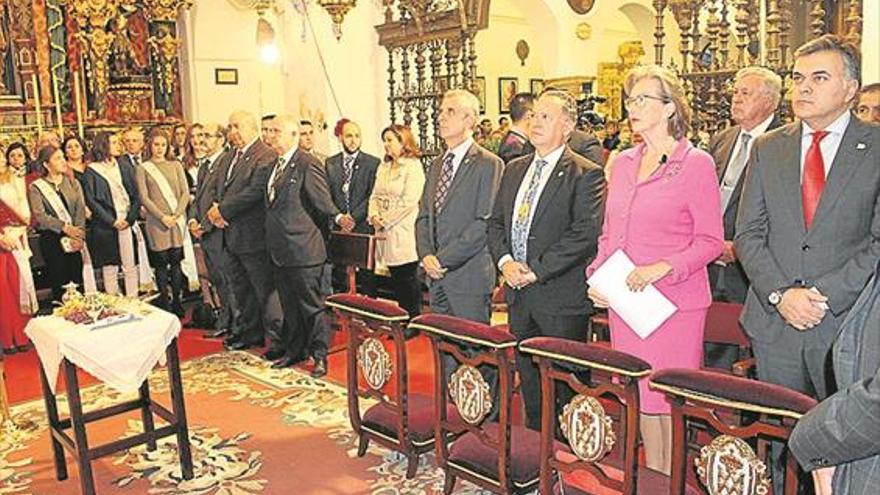 María Dolores López ofrenda los frutos a la Virgen de Araceli