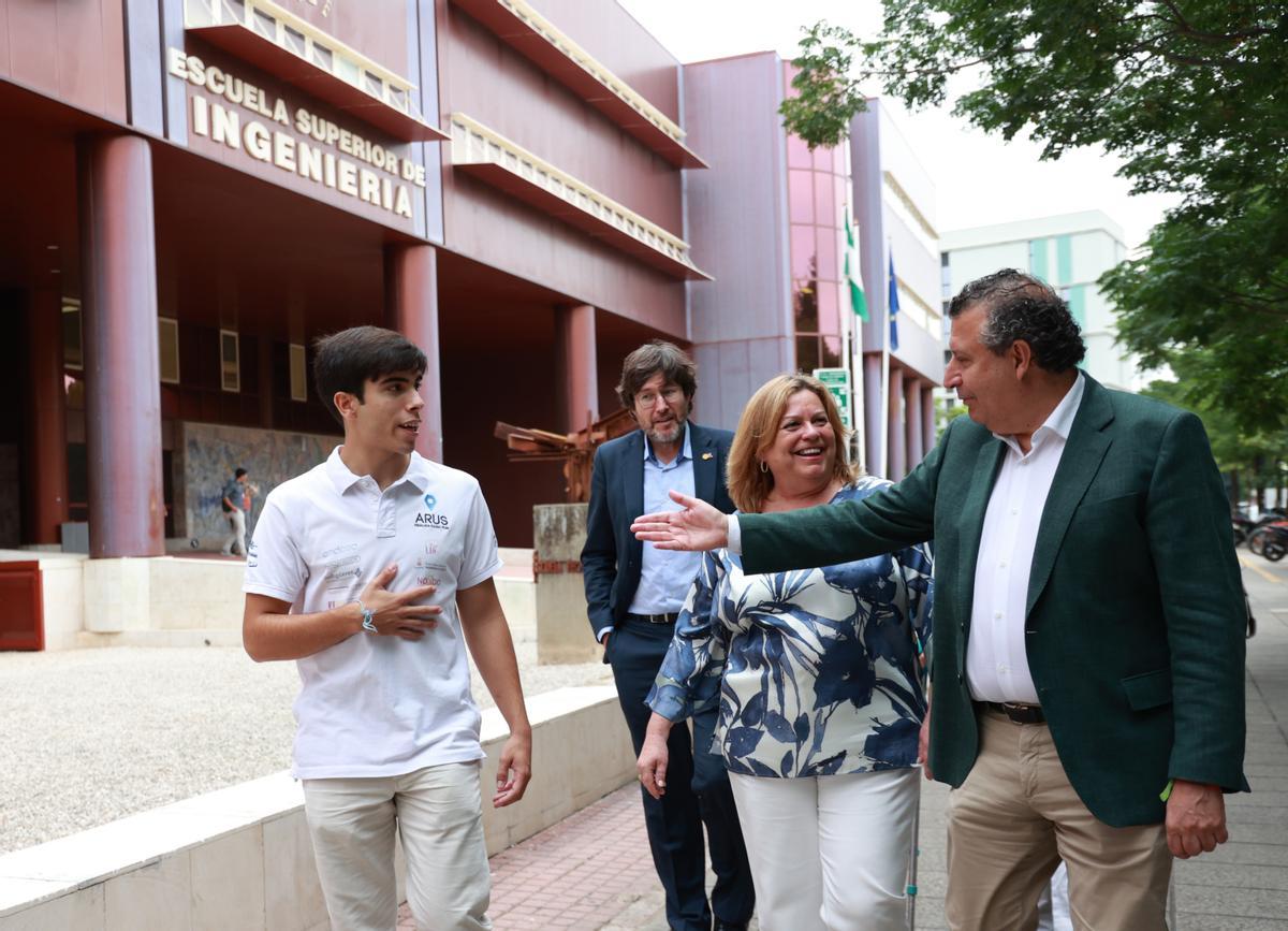 El presidente de la Diputación de Sevilla, Javier Fernández, atiende las explicaciones de Pedro García, team manager de ARUS. A 12 de junio de 2024, en Sevilla (Andalucía, España). Javier Fernández, ha visitado en la Escuela Técnica Superior de Ingeniería las instalaciones donde se desarrolla el proyecto Arus Andalucía Racing, el equipo de Fórmula Student en el que participan un centenar de estudiantes diseñando y fabricando un monoplaza de competición. 12 JUNIO 2024 Rocío Ruz / Europa Press 12/06/2024 / JAVIER FERNÁNDEZ;Rocío Ruz;