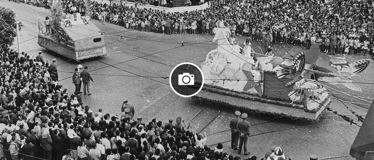 Una gran multitud se agolpa en el cruce de Colón para presenciar el desfile en 1967