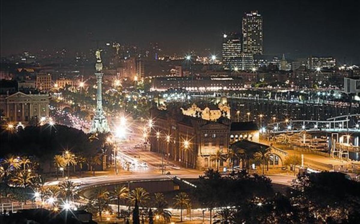 Vista nocturna de Barcelona des de Miramar.