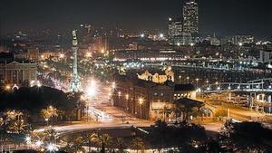 Vista nocturna de Barcelona des de Miramar.