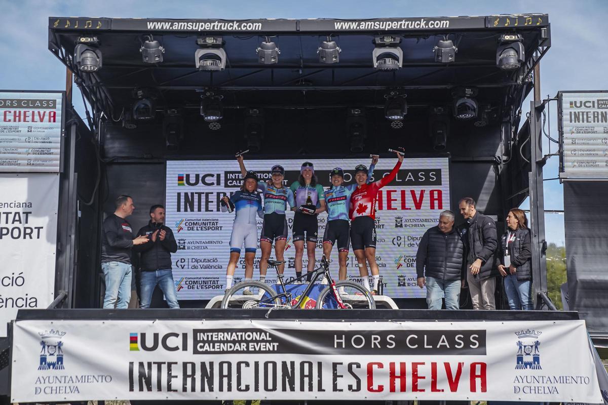 Anne Terpstra, llegó a meta en primera posición con una ventaja de poco más de seis segundos sobre toda una campeona del mundo como Evie Richards. Tercera fue Gwendalyn Gibson.