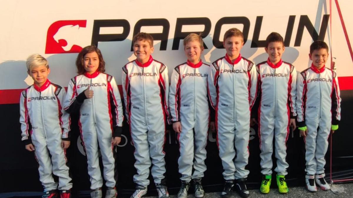 Christian Costoya (dcha.) posa junto al resto de integrantes del equipo Parolin Racing Kart. |