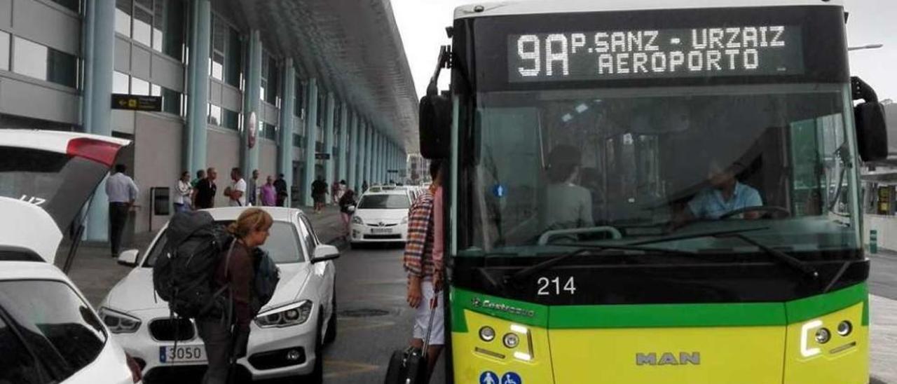 Los nuevo vuelos disparan más de un 50% la demanda del bus actual  |  Aunque la línea 9A de Vitrasa apenas transporta a un 5% del total de personas que aterrizan y despegan en Peinador, este año está mejorando sus registros gracias al verano histórico que está viviendo la terminal viguesa, que llega hasta 19 destinos directos, una cifra nunca alcanzada. Y ello se está notando en la demanda del bus. Según fuentes oficiales de la concesionaria, frente a las 2.380 personas que se subieron a este autocar en Peinador en julio del año pasado, en el presente ejercicio se ha llegado a superar las 3.700.