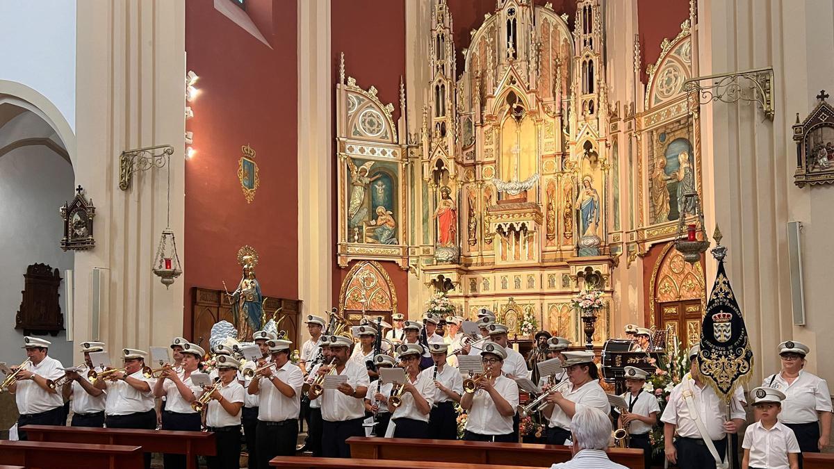 La banda de música Santo Inocencia de Burela durante sus interpretaciones, en la iglesia.