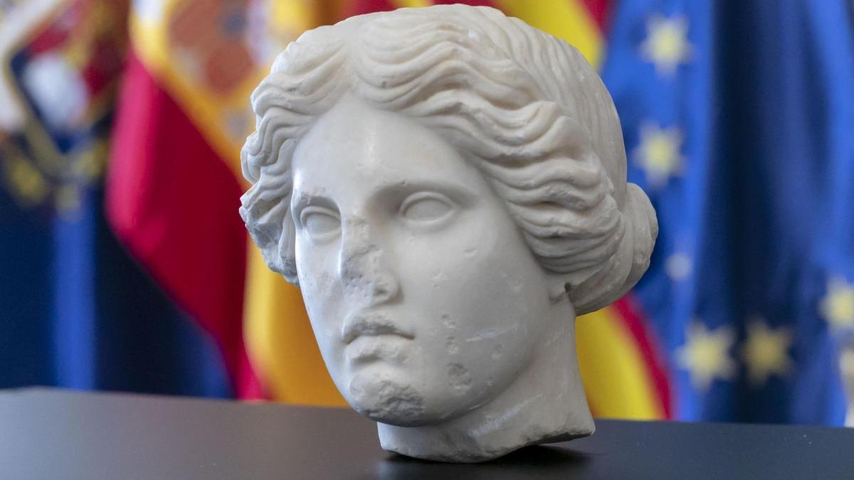 La Venus de Alicante, busto romano aparecido en La Almadraba, ha sido presentada en Ayuntamiento
