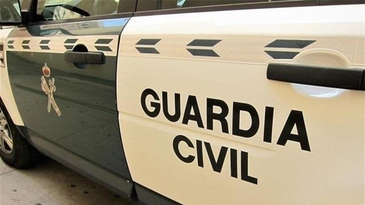 Afectados dos guardias civiles después de que un camión chocara contra su vehículo radiopatrulla en Tenerife