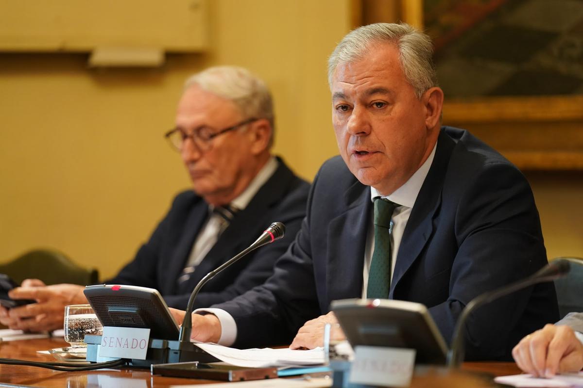 El alcalde de Sevilla, José Luis Sanz, durante su intervención en la Comisión de Asuntos Iberoamericanos sobre  la Conmemoración del Centenario de la Exposición Iberoamericana de Sevilla de 1929