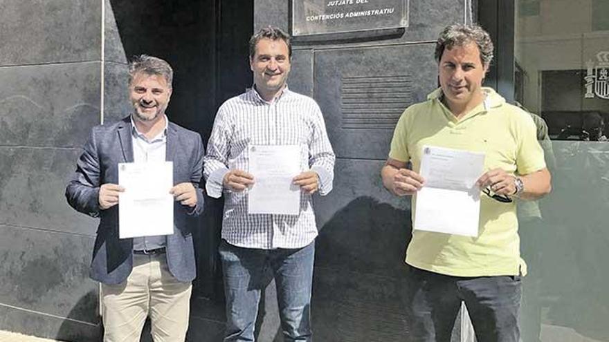 David Alonso (PP), Tomeu Cifre (Tots per Pollença) y Martí Roca (no adscrito) muestran el recurso.