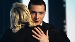 La presidente de Reagrupamiento Nacional (RN), Marine Le Pen,  y el líder de la lista electoral para los comicios europeos, Jordan Bardella, se abrazan al final de un mítin en Marsella.