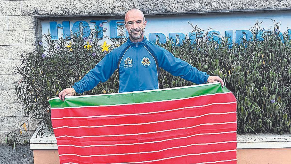 Freddy Lorenzo con la bandera de Zamora en una imagen de archivo.